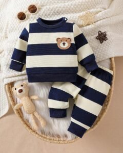 Top de manga larga con cuello redondo con pantalones a rayas