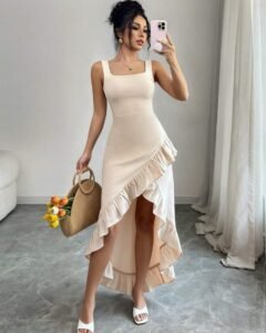 Vestido con cuello cuadrado, volantes en el bajo y bajo asimétrico