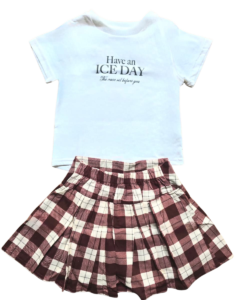 Falda a cuadros y camiseta con estampado de letras