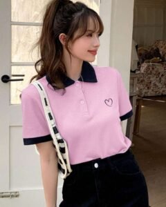 Camiseta con estampado de corazón en contraste de cuello polo