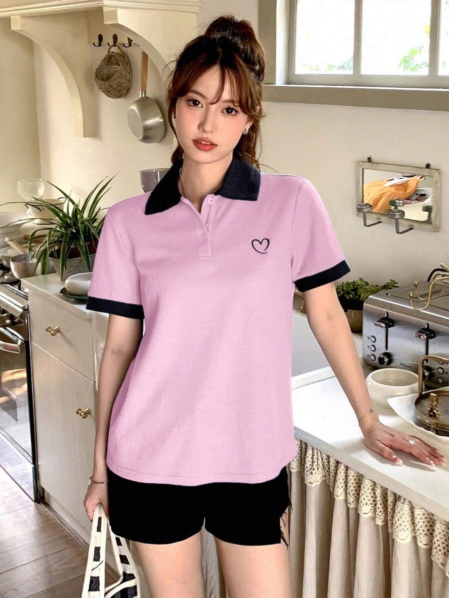 Camiseta con estampado de corazón en contraste de cuello polo - Imagen 2