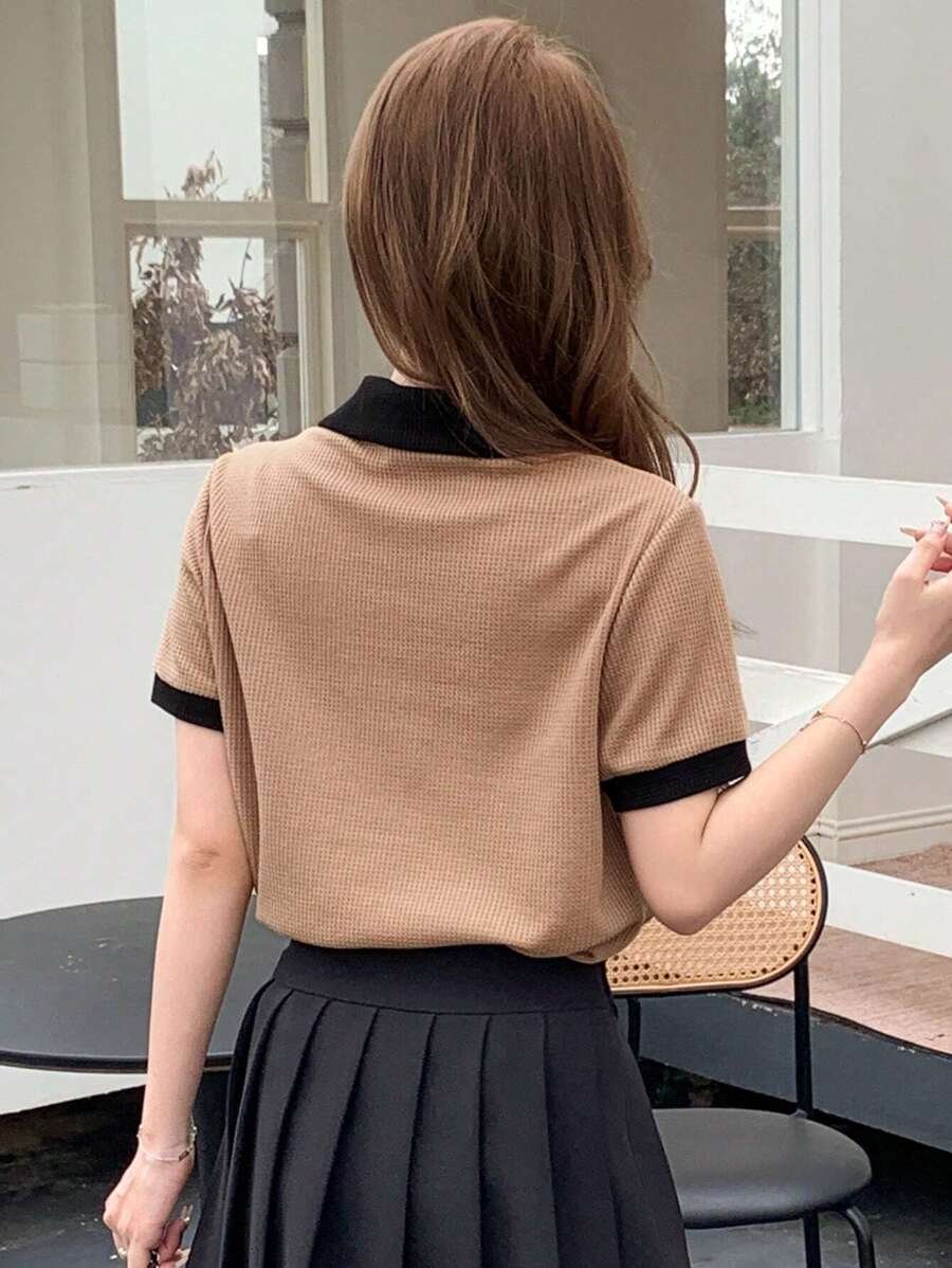 Camiseta con bordado de corazón de cuello en contraste - Imagen 3