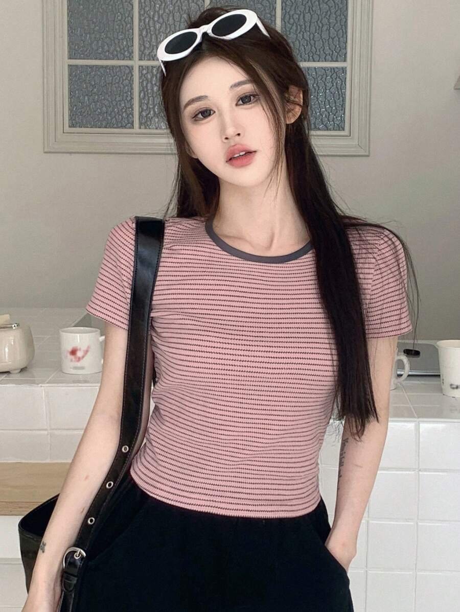 Camiseta casual manga corta con cuello redondo y estampado de rayas - Imagen 3