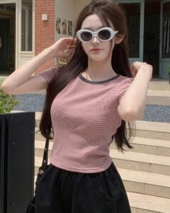 Camiseta casual manga corta con cuello redondo y estampado de rayas