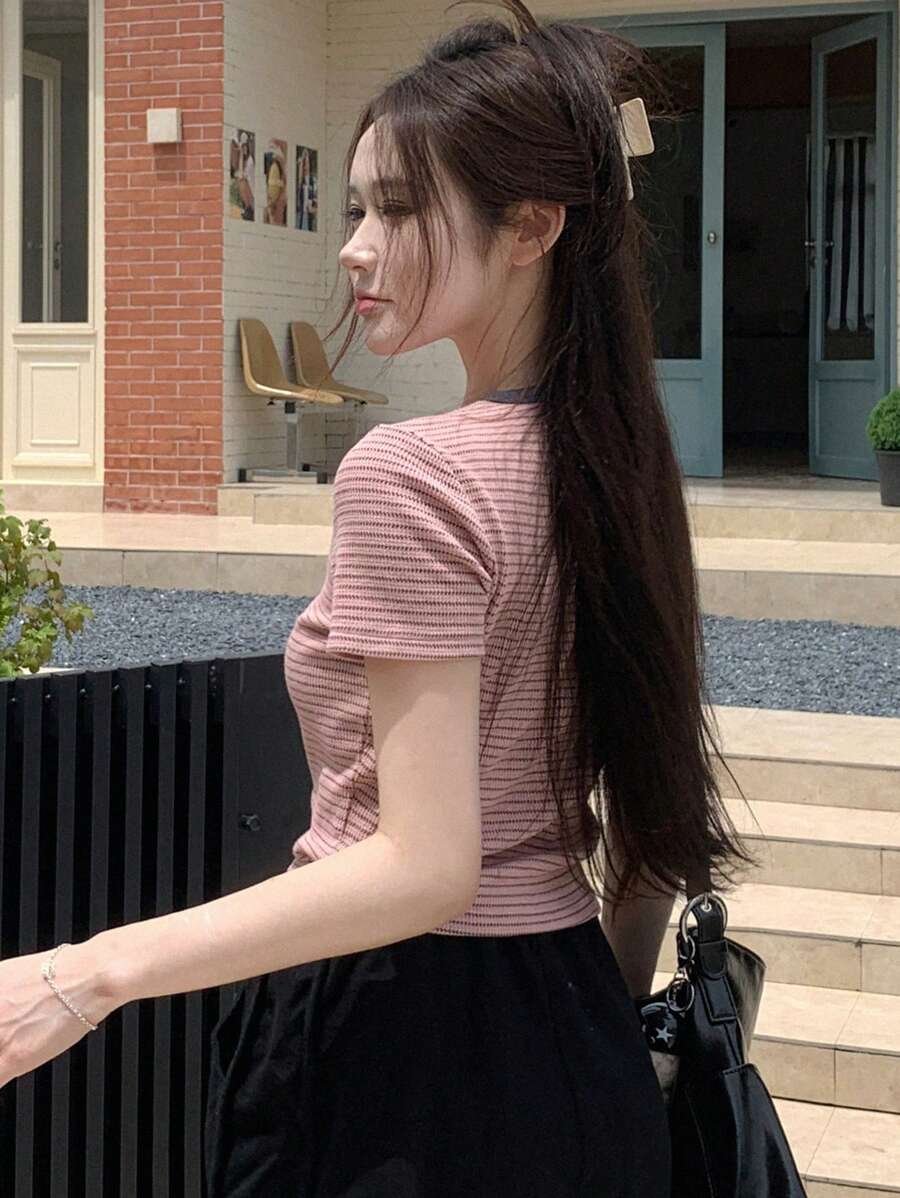 Camiseta casual manga corta con cuello redondo y estampado de rayas - Imagen 2