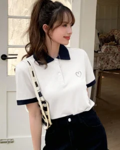 Camiseta con estampado de corazón ribete en contraste de cuello polo