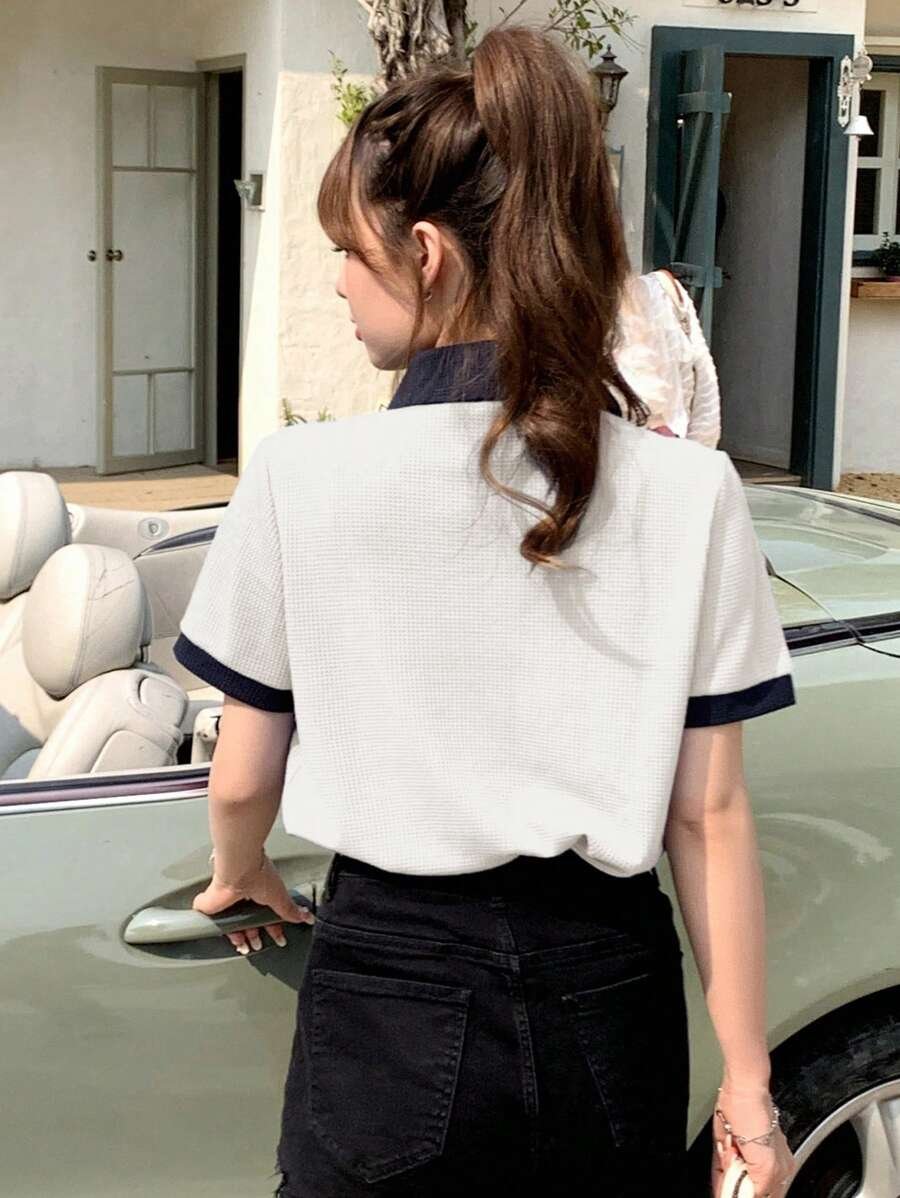 Camiseta con estampado de corazón ribete en contraste de cuello polo - Imagen 3