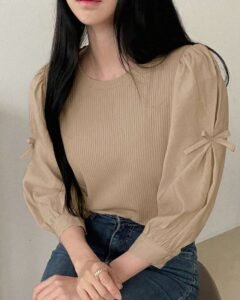 Blusa de manga larga con cuello redondo y lazo decorativo