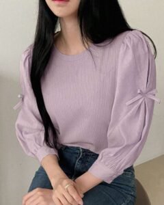 Blusa de mujer con manga abullonada y decoración de lazo