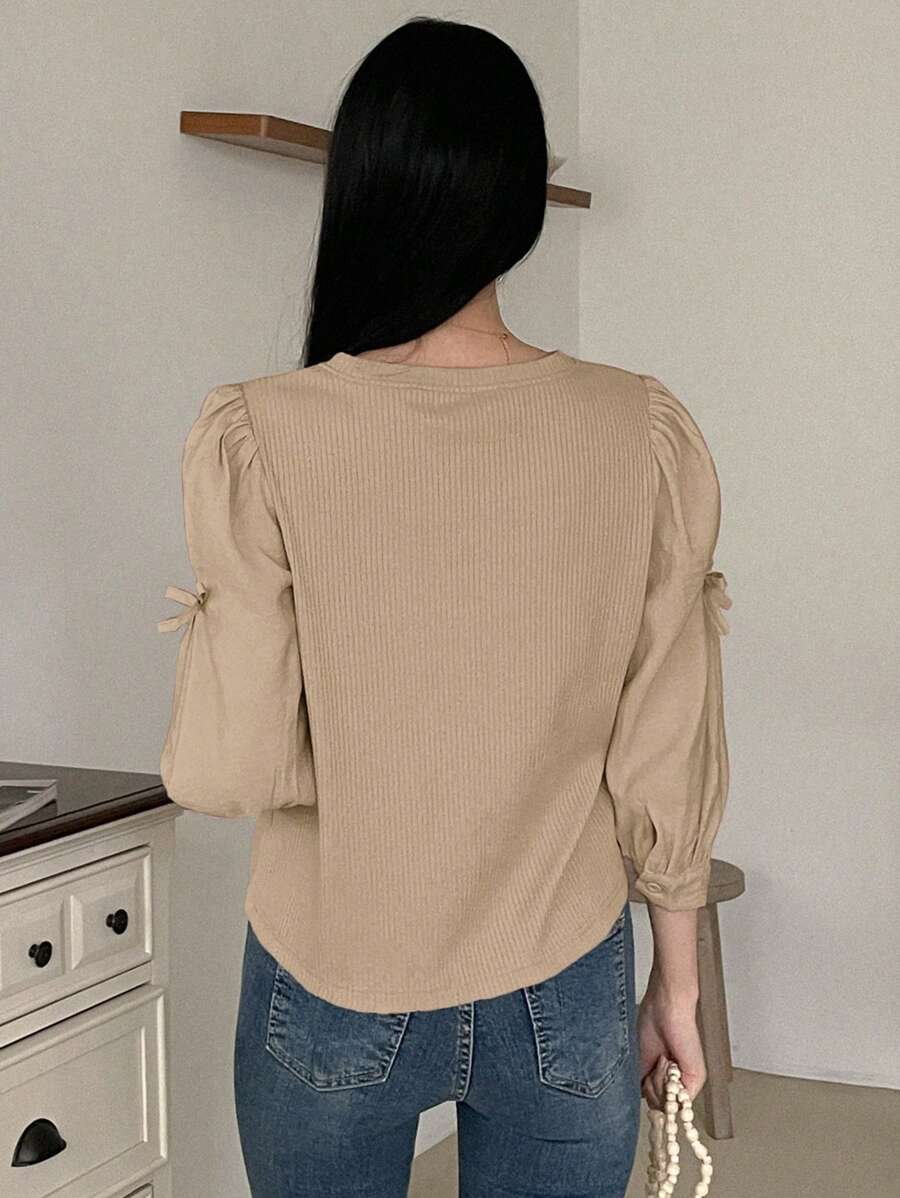 Blusa de manga larga con cuello redondo y lazo decorativo - Imagen 2