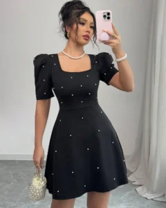 Vestido con cuello cuadrado, mangas gigot y decoración de perlas