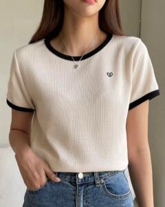 Camiseta de manga corta de cuello redondo con detalle de contraste