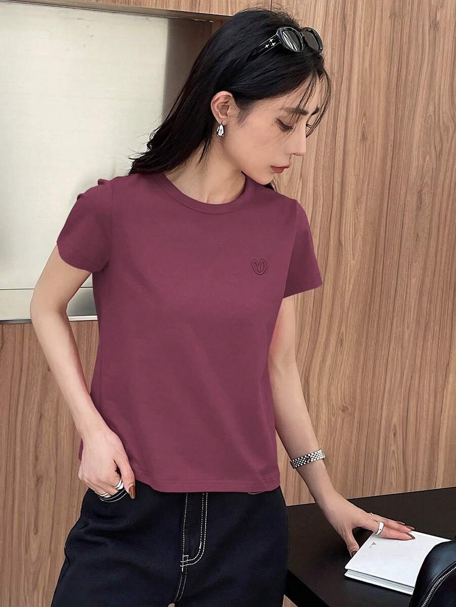 Camiseta de manga corta de unicolor con bordado de corazón - Imagen 2