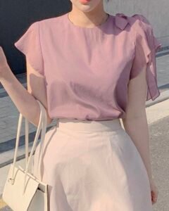 Blusa manga corta, volantes y moño delantero