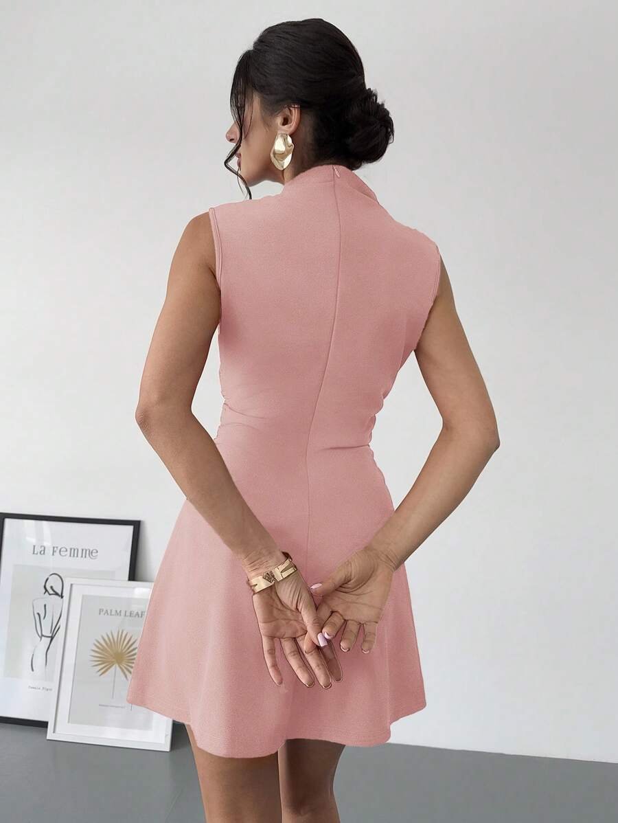 Vestido de tirantes rojo mini plisado de corte línea A con diseño minimalista - Imagen 3