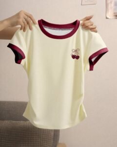 Camiseta casual de mujer con estampado de cerezas y ribete de contraste