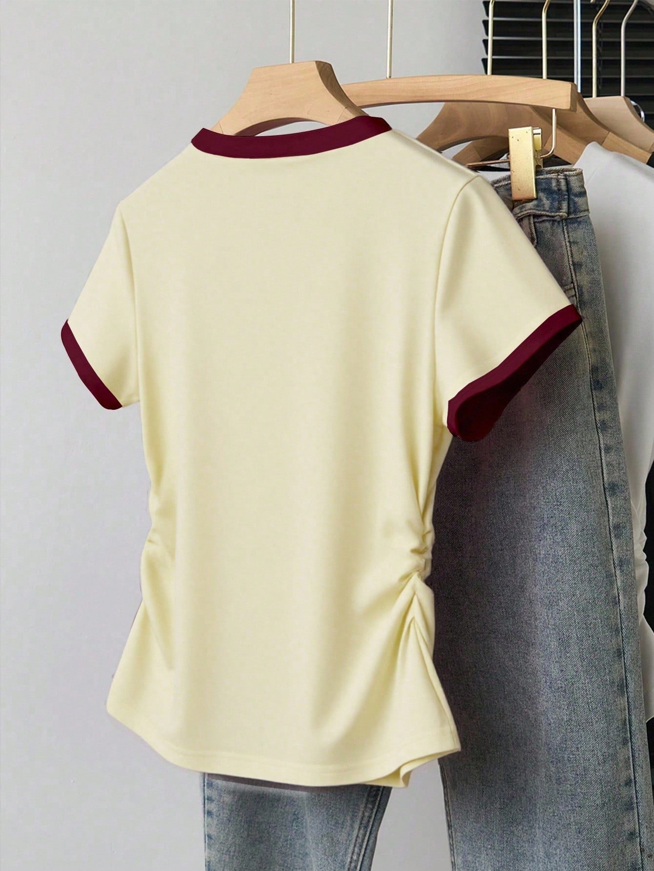 Camiseta casual de mujer con estampado de cerezas y ribete de contraste - Imagen 3