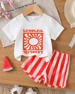 Camiseta con cuello redondo, estampado y pantalones cortos