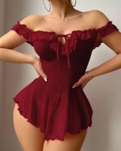 Vestido de tirantes de malla burdeos con diseño de hombros descubiertos