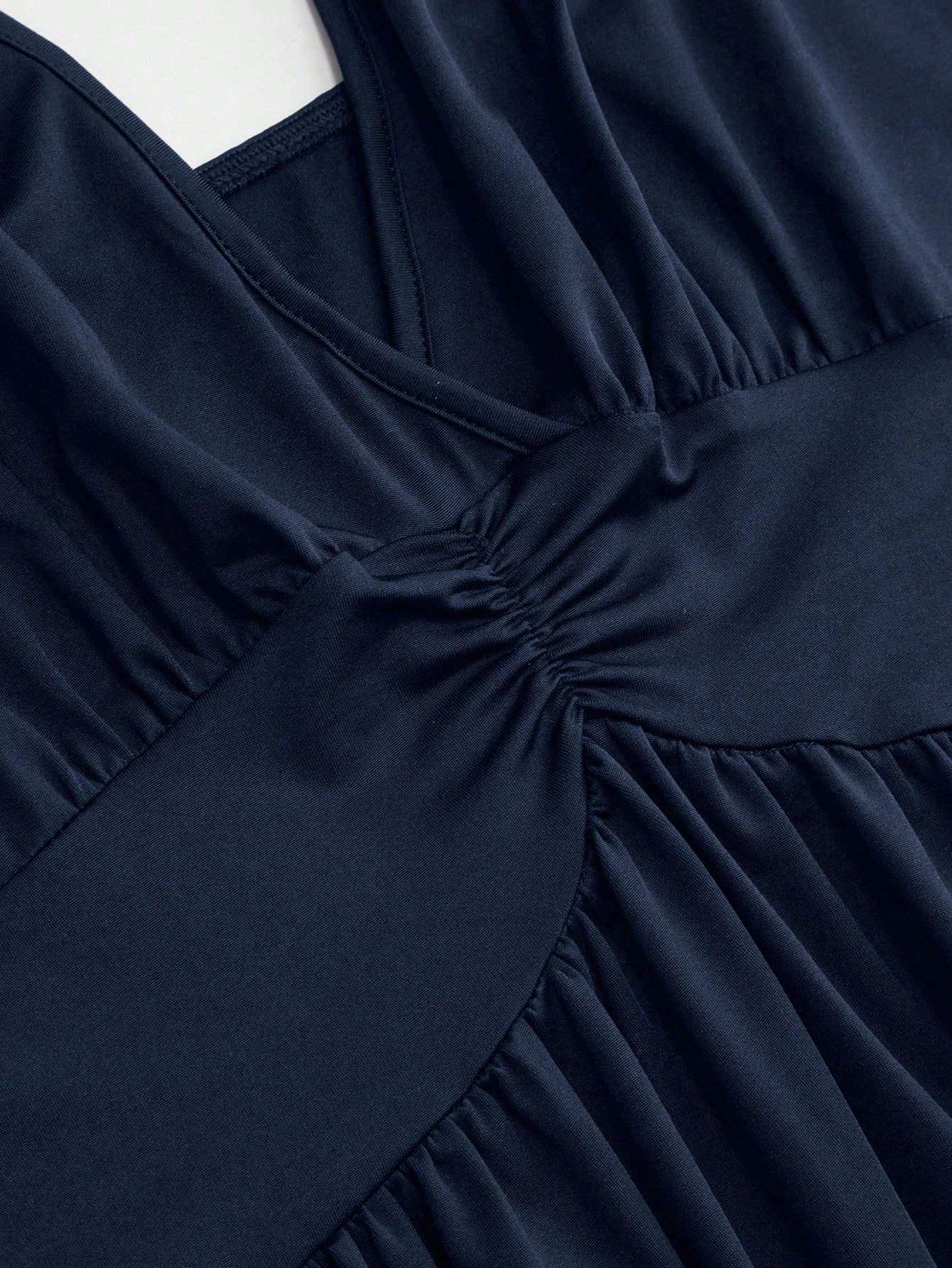 Vestido de punto con cuello en V y pliegues en la cintura - Imagen 2