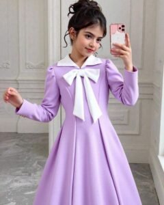 Vestido ceñido a la cintura con decoración de lazo elegante