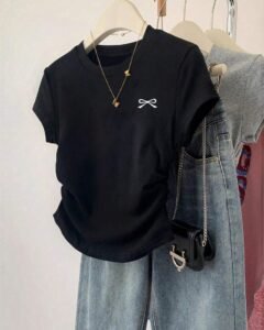 Camiseta ajustada con estampado de lazo para mujer