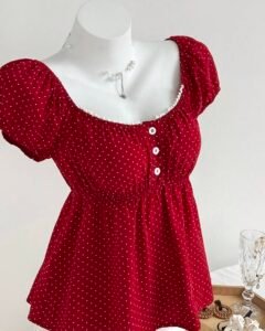 Blusa de cuello cuadrado con estampado de lunares y manga corta