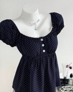 Blusa de cuello cuadrado con estampado de lunares y manga corta