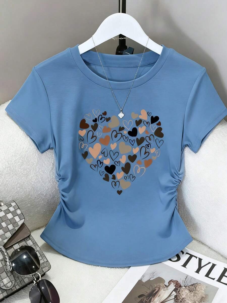 Camiseta corta con estampado de corazón, cintura fruncida y ajuste