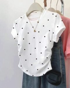 Camiseta ajustada con cintura fruncida y estampado de lunares