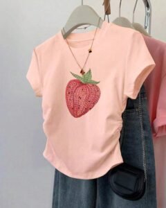 Camiseta de manga corta con estampado de fresas dulces