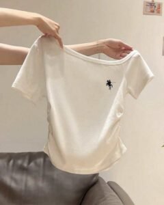 Camiseta con cuello asimétrico, manga corta y bordado de color contrastante