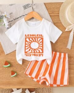 Camiseta con cuello redondo, estampado y pantalones cortos a rayas