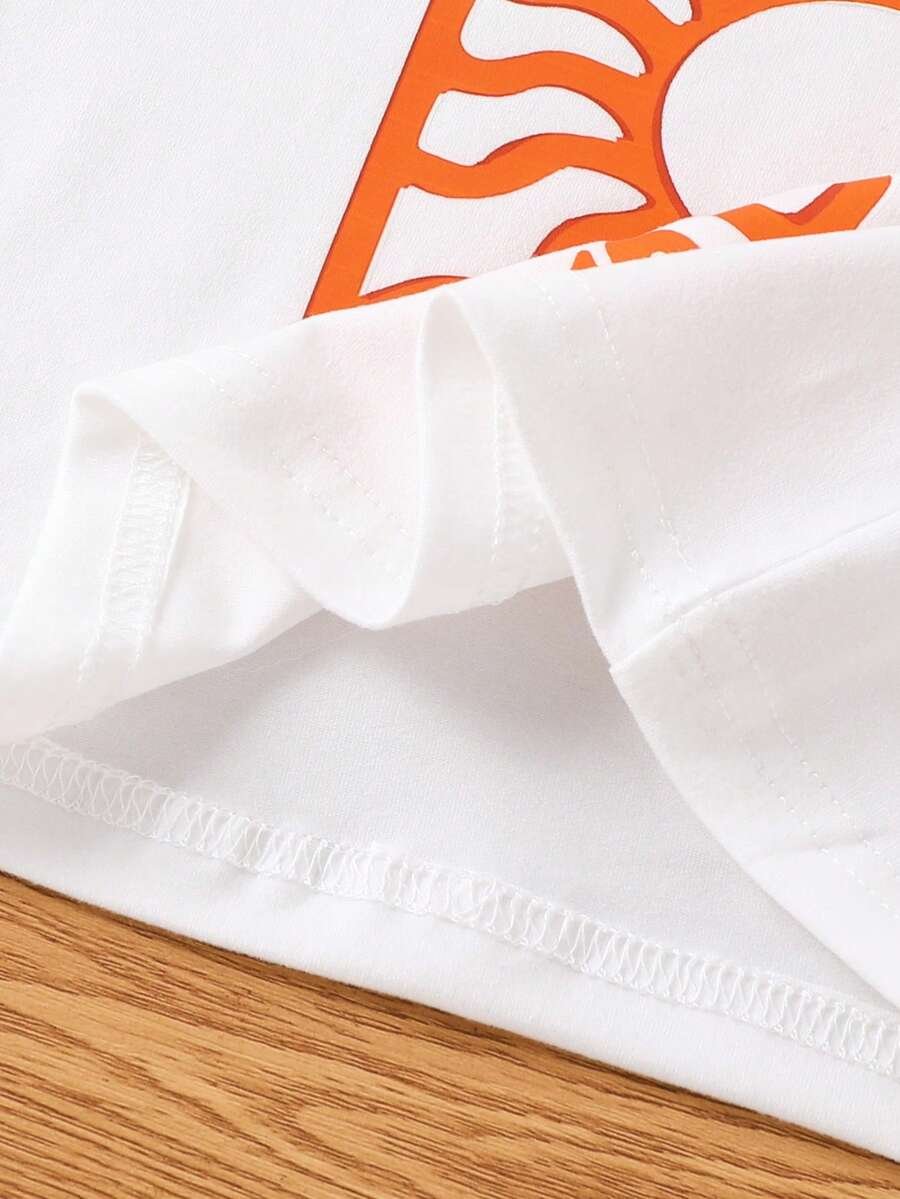 Camiseta con cuello redondo, estampado y pantalones cortos a rayas - Imagen 2