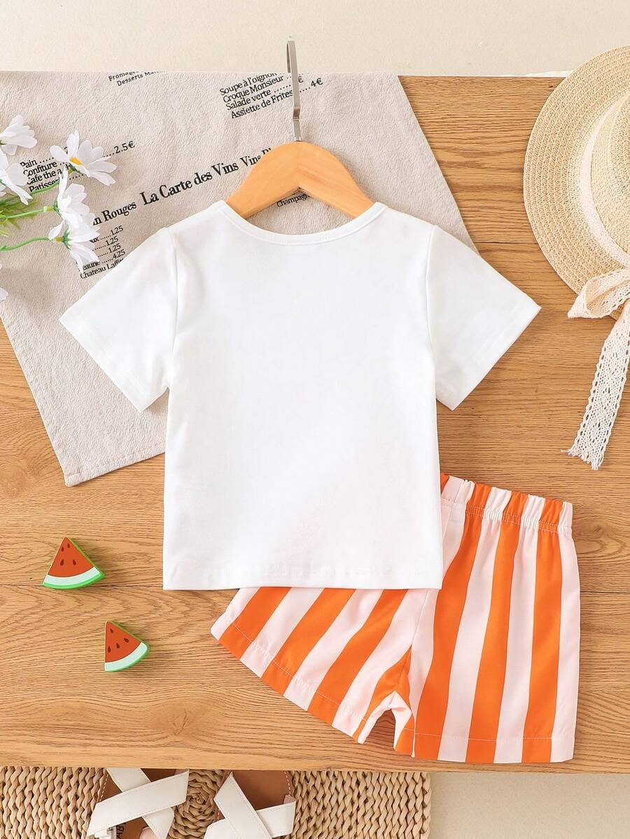 Camiseta con cuello redondo, estampado y pantalones cortos a rayas - Imagen 3