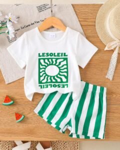 Camiseta de manga corta con cuello redondo y pantalones cortos a rayas