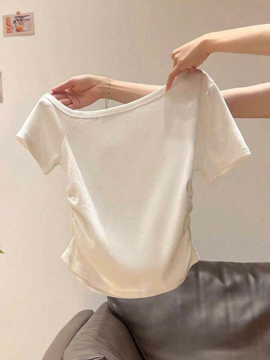 Camiseta con cuello asimétrico, manga corta y bordado de color contrastante - Imagen 2