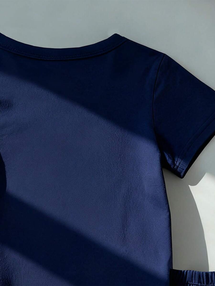 Camiseta manga corta con estampado con pantalones cortos azul marino - Imagen 2