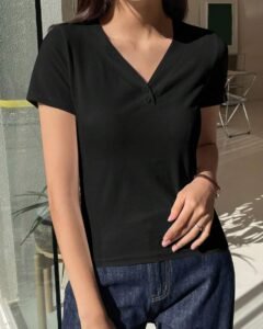 Camiseta de verano con cuello en V liso y manga corta