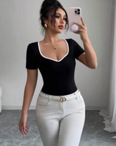 Blusa de manga corta con cuello corazón y ribete blanco en el cuello