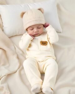 Top de tela texturizada con diseño de bolsillo y estampado de oso