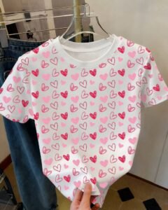 Camiseta de cuello redondo con estampado gráfico en forma de corazón