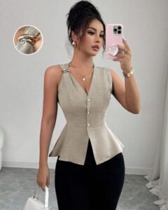 Blusa sin mangas con cuello en V y diseño de hebilla metálica
