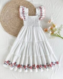 Vestido de tirantes con estampado floral blanco y volantes