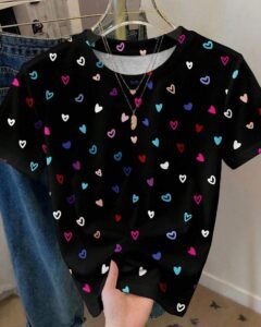 Camiseta holgada de manga corta y cuello redondo con gráfico de corazón