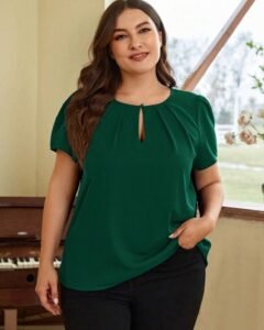 Blusa con cuello de ojo de cerradura, mangas abullonadas y frente plisado