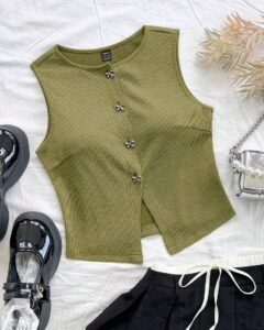 Camiseta de punto jacquard verde con decoración de botones de mariposa