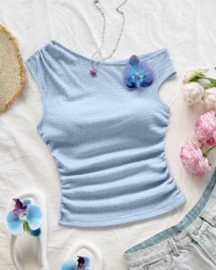 Top corto ajustado de cuello asimétrico con estampado floral 3D