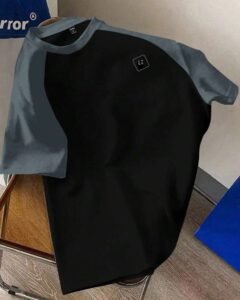 Camiseta negra y gris de manga raglán con ajuste estándar