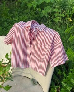 Camisa corta casual y holgada de mujer con rayas y mangas enrollables